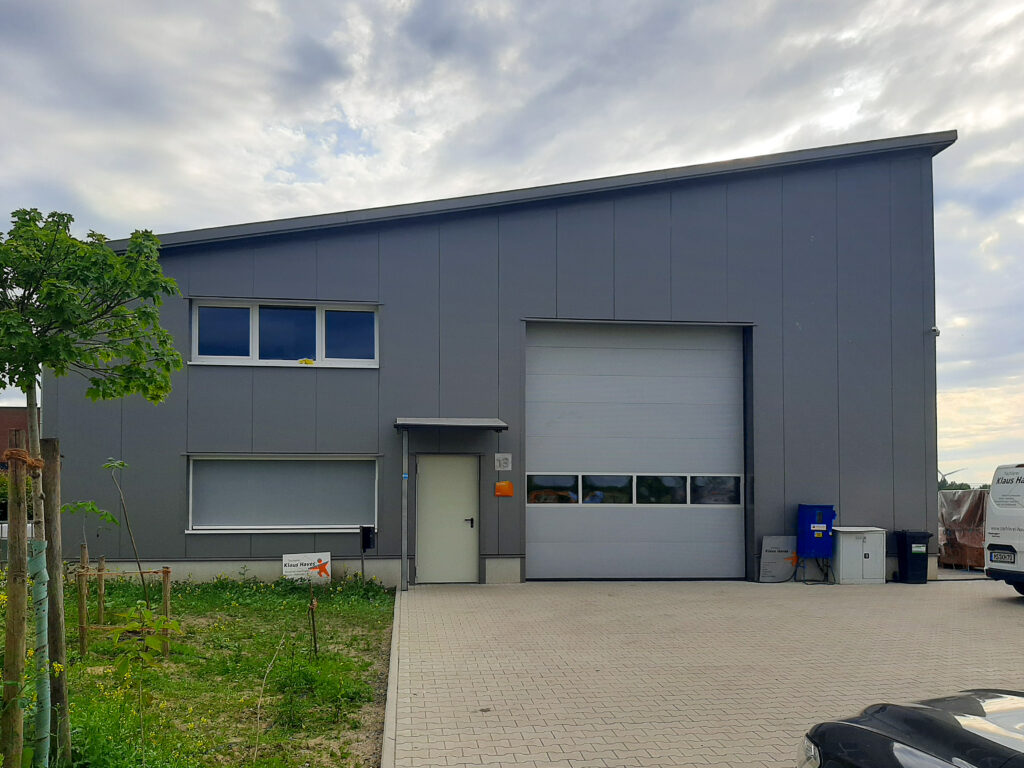 Frontansicht der Halle